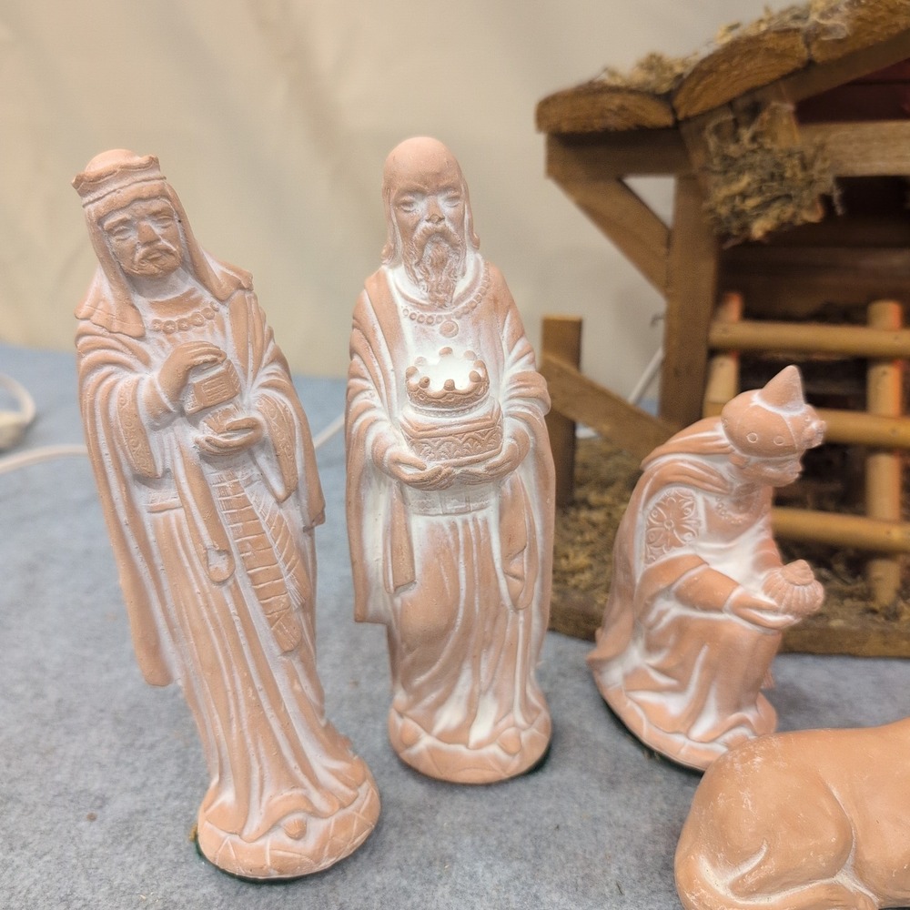 Lighted Wooden Nativity Stable with 11 Terracotta Style Figurines Christmas Set - Picture 3 of 16